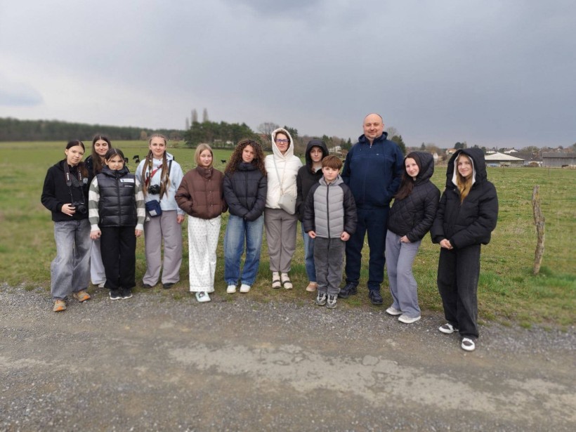 Діти з Сіверської  громади вирушили у  Австрії в межах реалізації національного проєкту «Пліч-о-пліч: згуртовані громади». Спільне фото.