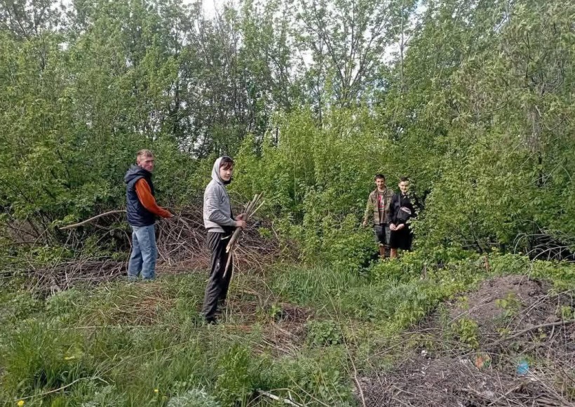 Активна молодь прибирає лісосмугу