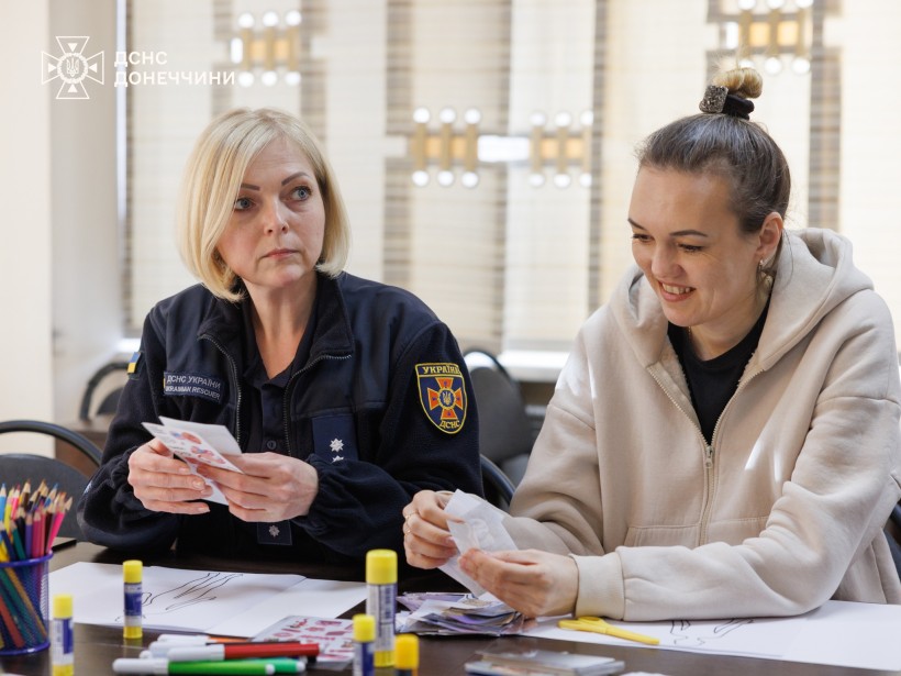 Учасниці тренінгу виконують вправу