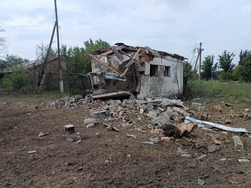 Зруйнований будинок після ворожого обстрілу