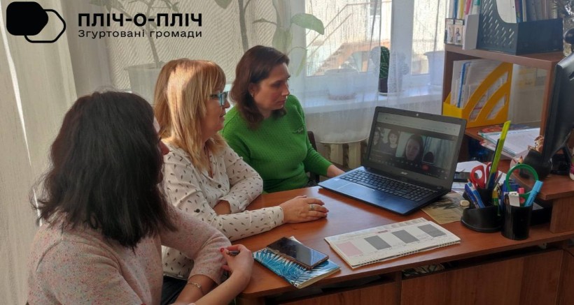 Робоча зустріч, присвячена питанням співпраці та надання підтримки мешканцям Торецької громади, які наразі проживають у Каневі. Представниці сидять біля монітора.