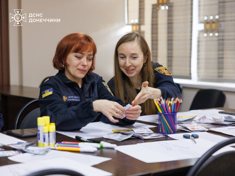 Психолог проводить вправу з рятувальницею