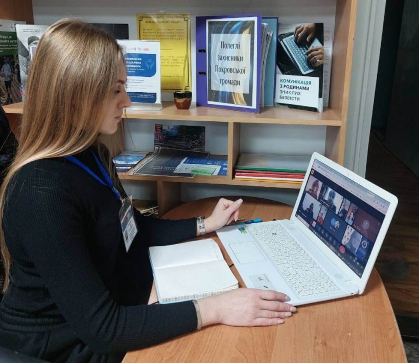 Фахівець відділу профорієнтації, психолог Покровської філії Донецького обласного центру зайнятості Анна Неділько розповідає про комплекс соціальних послуг та активних програм служби зайнятості для ветеранів війни та членів їх родин