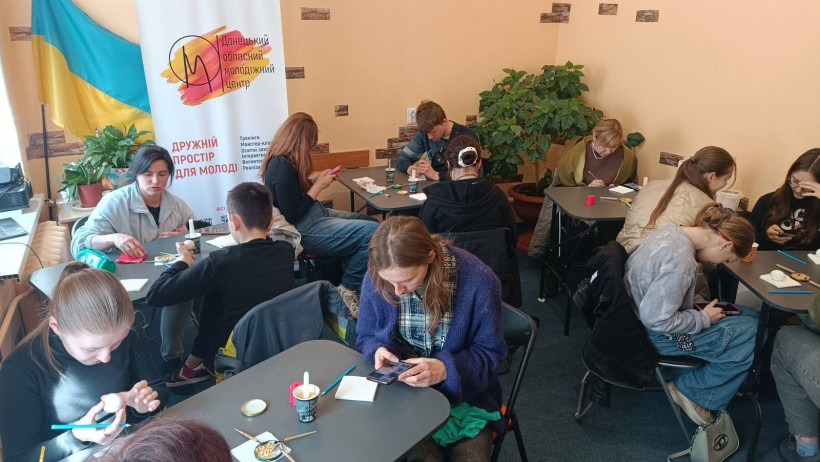 Молодь на майстер-класі з писанкарства у Донецькому обласному молодіжному центрі