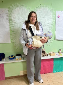 Жінка з немовлям біля виставки "Крила"