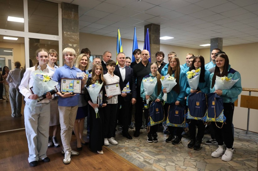 Спільне фото спортсменів з Вадимом Філашкіним