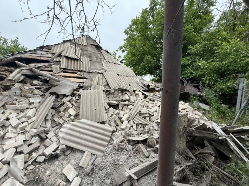 Зруйнована покрівля та гора битої цегли на місці будинку, в який влучив ворожий снаряд.