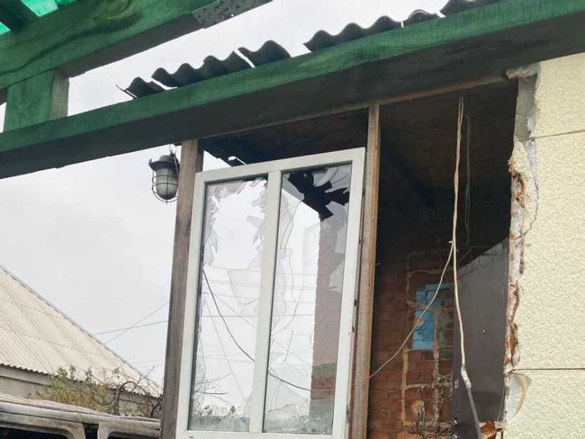 Розбите вікно після ворожого обстрілу