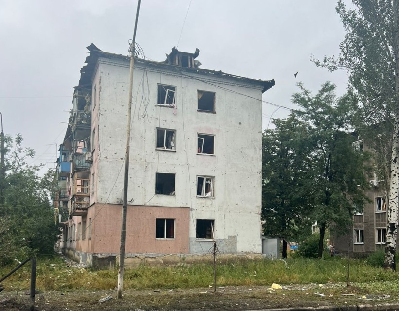 Зруйнований через ворожий обстріл будинок