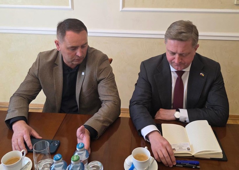 Учасники зустрічі - двоє чоловіків сидять за столом та обговорюють питання співпраці