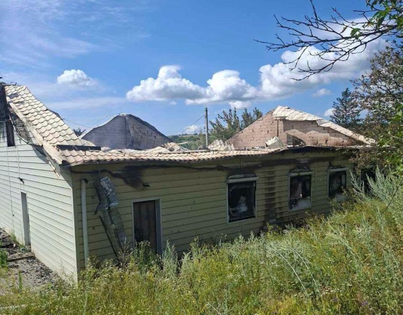 Зруйнований будинок після ворожого обстрілу