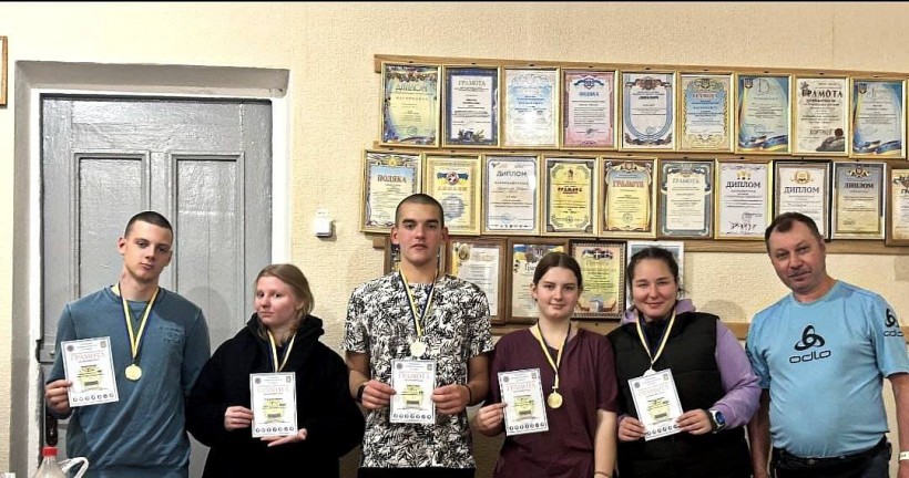 Учасники чемпіонату з Донецької області зі спортивного орієнтування (бігом) на довгих дистанціях. Спортсмени тримають подяки.