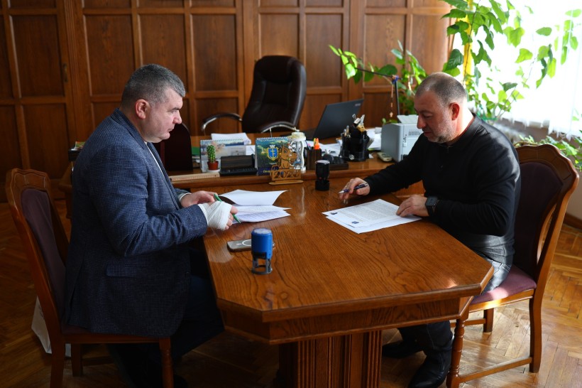 Керівники громад підписують документ