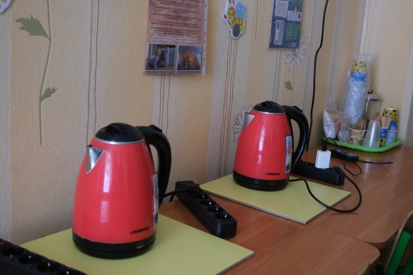 Два електричних чайника стоять на столі