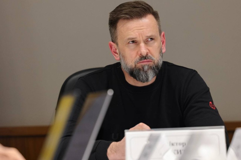 Віктор Микита головує під час наради