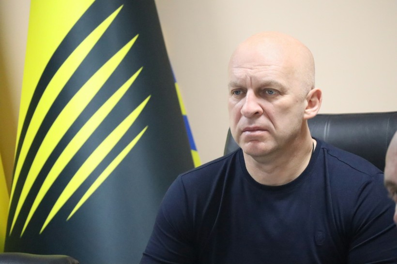 Вадим Філашкін слухає доповідь заступника Офісу Президента.