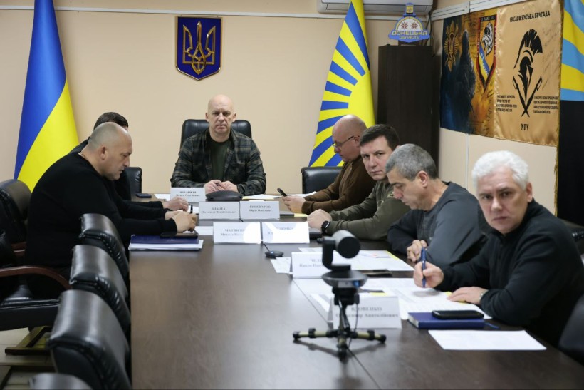 Учасники засідання Ради оборони Донецької області сидять за столом