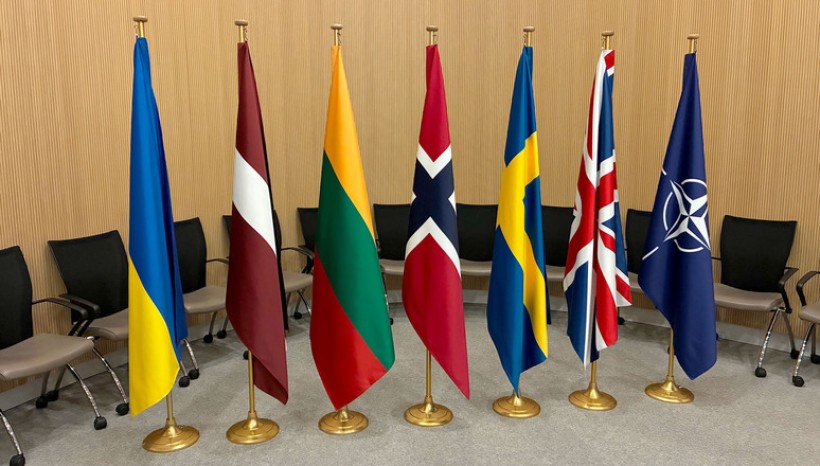 Прапори України, Латвії, Литви, Норвегії, Швеції, Британії та НАТО.