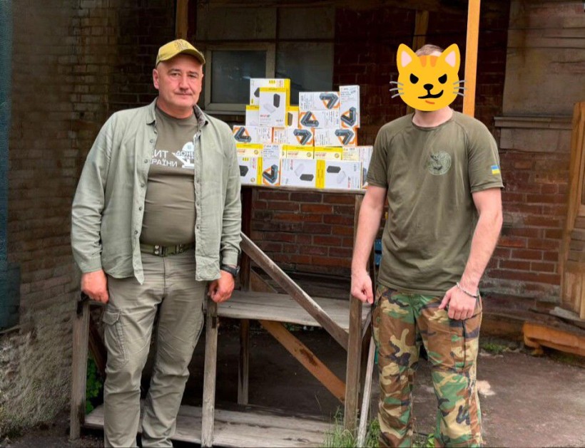 Начальник Сіверської МВА Олексій Воробйов передає військовому на фронт повербанки від партнерів