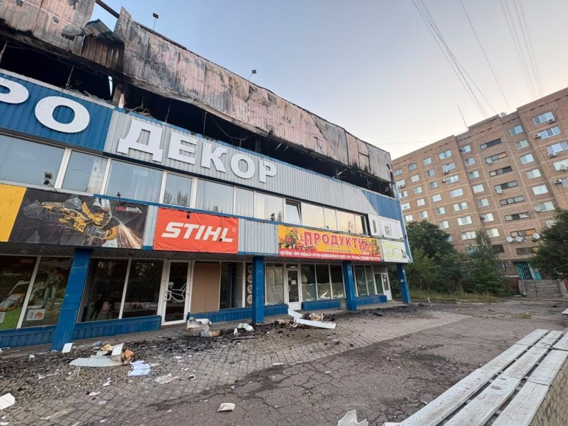 Спалений ворожим обстрілом торгівельний центр у Слов'янську