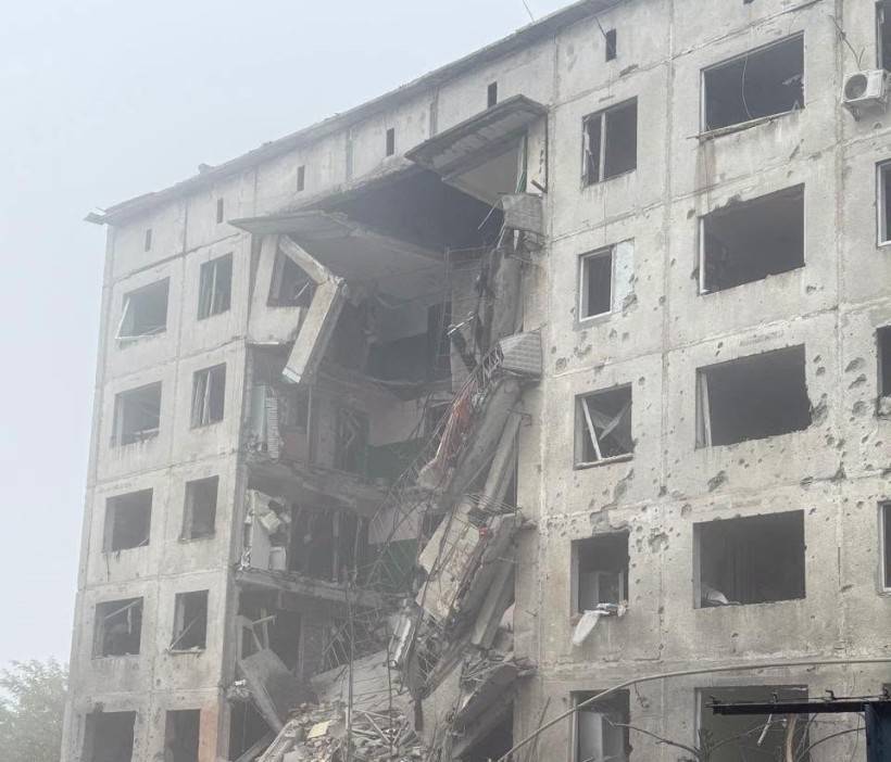 Пошкоджена ворожим обстрілом багатоповерхівка