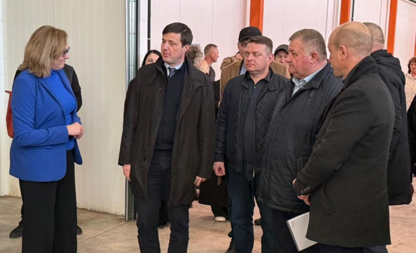 Директор департаменту агропромислового розвитку та земельних відносин облдержадміністрації Артем Чаган разом з керівниками релокованих сільгосппідприємств