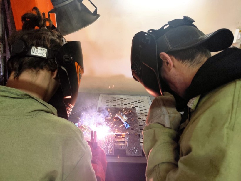 Учні Краматорського центру професійно-технічної освіти проходять практичне навчання мистецтва зварювання.