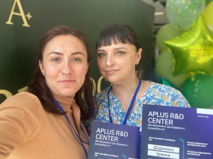 Ірина Діденко та Дар’я Максимова з сертифікатами APLUS R&D CENTER на форумі «PRO освіту».
