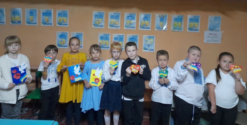 Діти показують свої поробки з нагоди Дня Захисників і Захисниць України