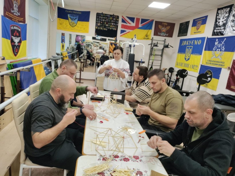 Захисники виготовляють Різдвяних павуків з соломи