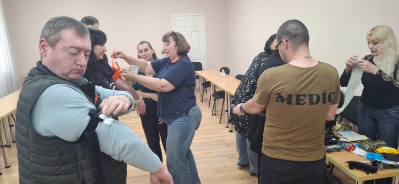 Студенти та викладачі Маріупольских коледжів під час практичних майстер-класів з надання першої домедичної допомоги