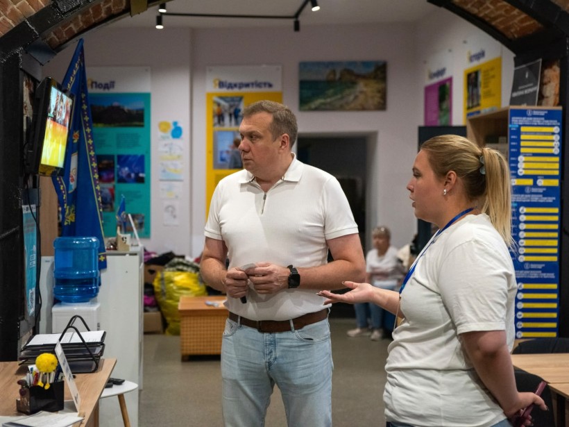 Заступник  голови Донецької ОДА Олександр Шевченко спілкується з працівницями центру «ЯМаріуполь»