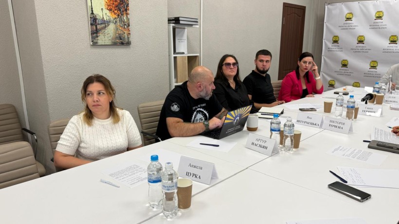 Члени координаційної ради з питань утвердження української національної та громадської ідентичності при облдержадміністрації на засіданні