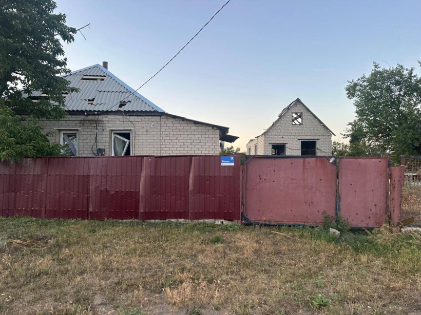 Пошкоджена покрівля та паркан в результаті ворожого обстрілу.