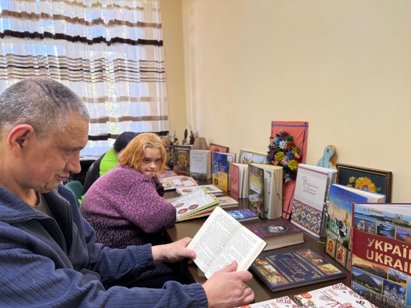 Для мешканців закладу в бібліотеці інтернату відкрили книжкову виставку «Україна. Все, що робить нас українцями»
