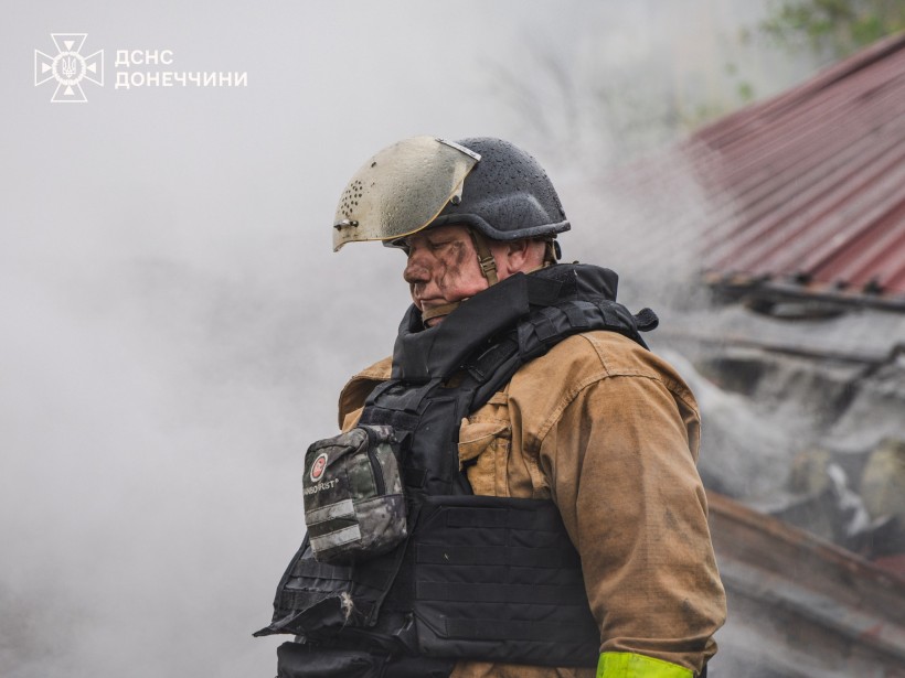 Навколо дим та уламки. Рятувальник весь у сажі.