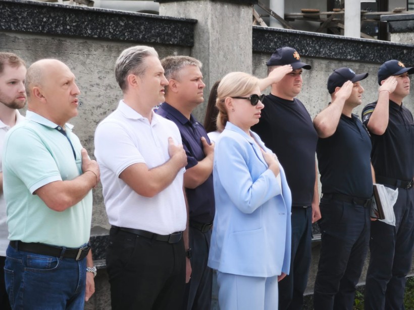 Учасники урочистого відкриття Центру безпеки громадян виконують гімн