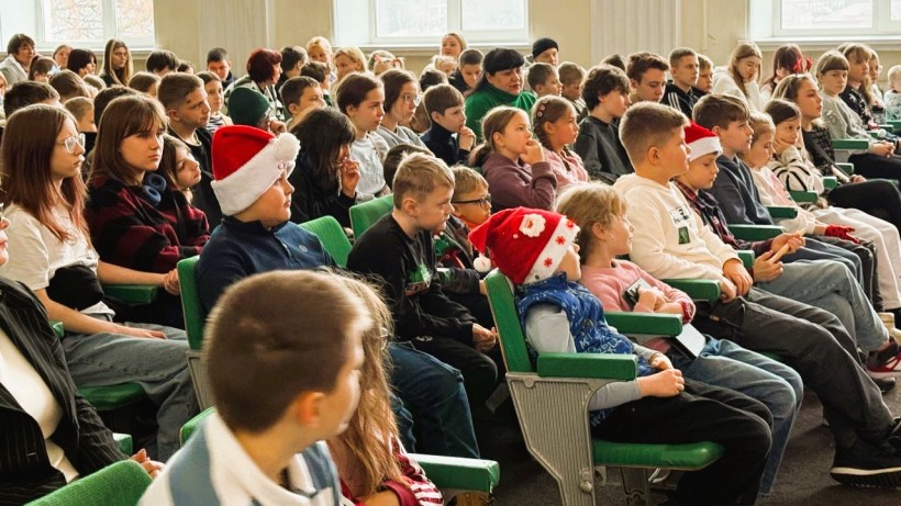Діти посміхаються під час перегляду казки у глядацькому залі