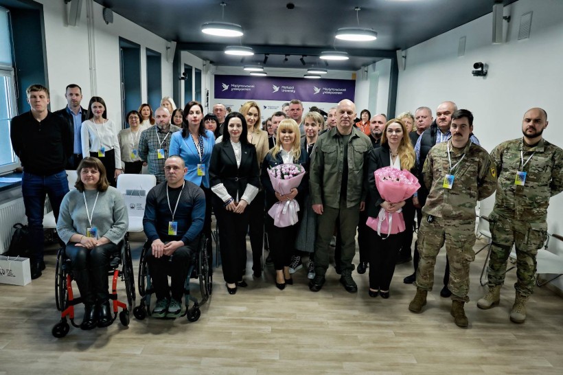 Спільне фото учасників діалогової панелі про безбар'єрність