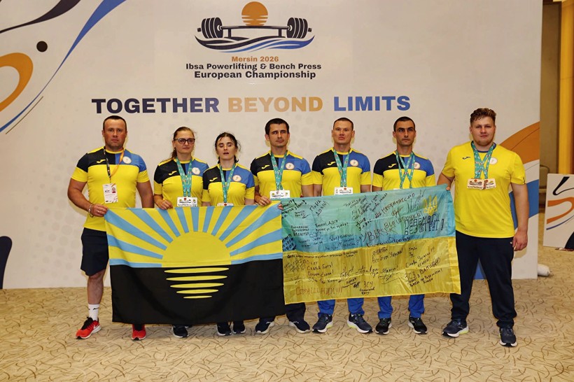Пауерліфтери Донеччини з порушеннями зору, нагороджені медалями чемпіонату Європи в Туреччині, тримають прапори України та Донецької області