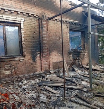 Пожежа в будинку після ворожого обстрілу