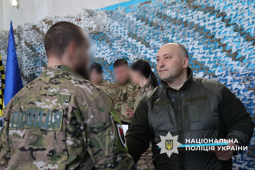 Т.в.о. начальника Головного управління Нацполіції в Донецькій області Микола Матвієнко,тисне руку поліцейському.
