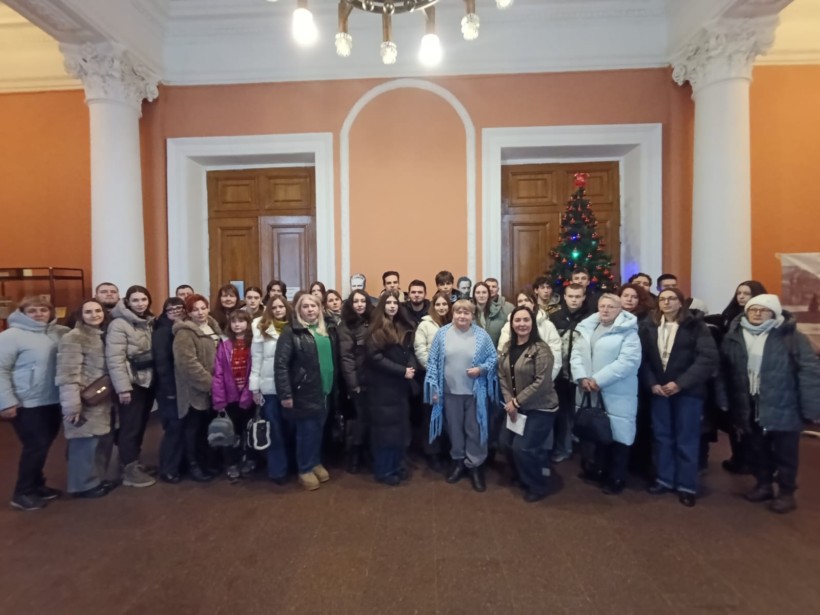 Учасники заходу у Дніпрі під час екскурсії у історичному музеї