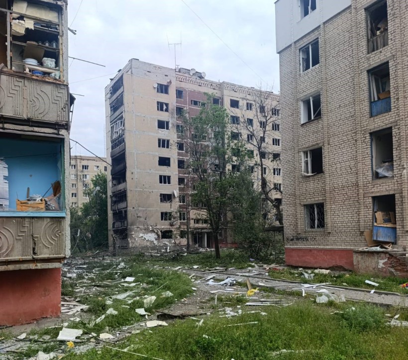 Пошкоджені будинки після ворожого обстрілу