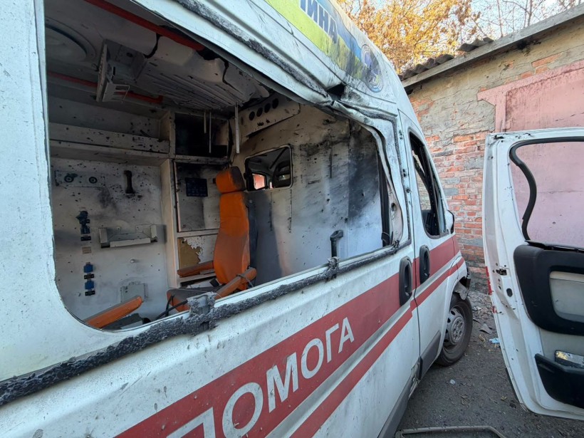 Автомобіль швидкої допомоги знищений ворожим обстрілом