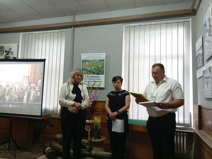 Директор Святогірського заповідника Ігор Салецький отримує подяку на відкритті виставки