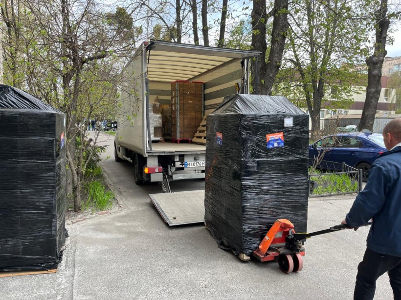 Передача гуманітарної допомоги: чоловік розвантажує вантажівку