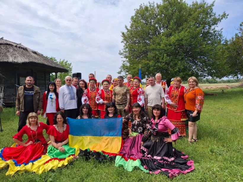 Учасники свята "Смак Грузії" в національних костюмах разом з військовими