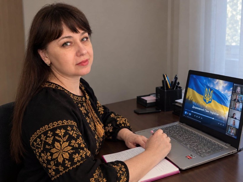 Учасниця онлайнового заходу сидить перед ноутбуком