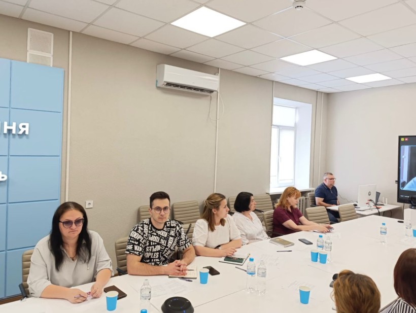 Учасники засідання за столом під час обговорення питань